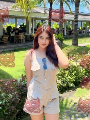 Dewi, 25, Indonesian