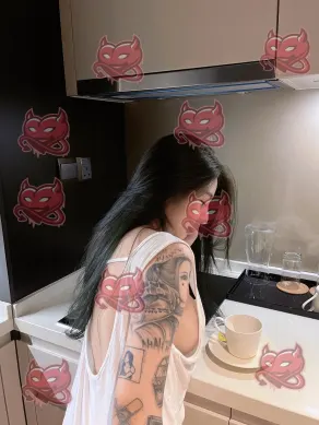 Hua, 30, Chinese