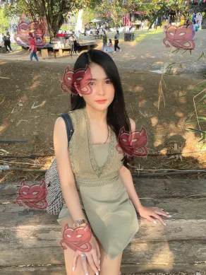 Siti, 22, Indonesian